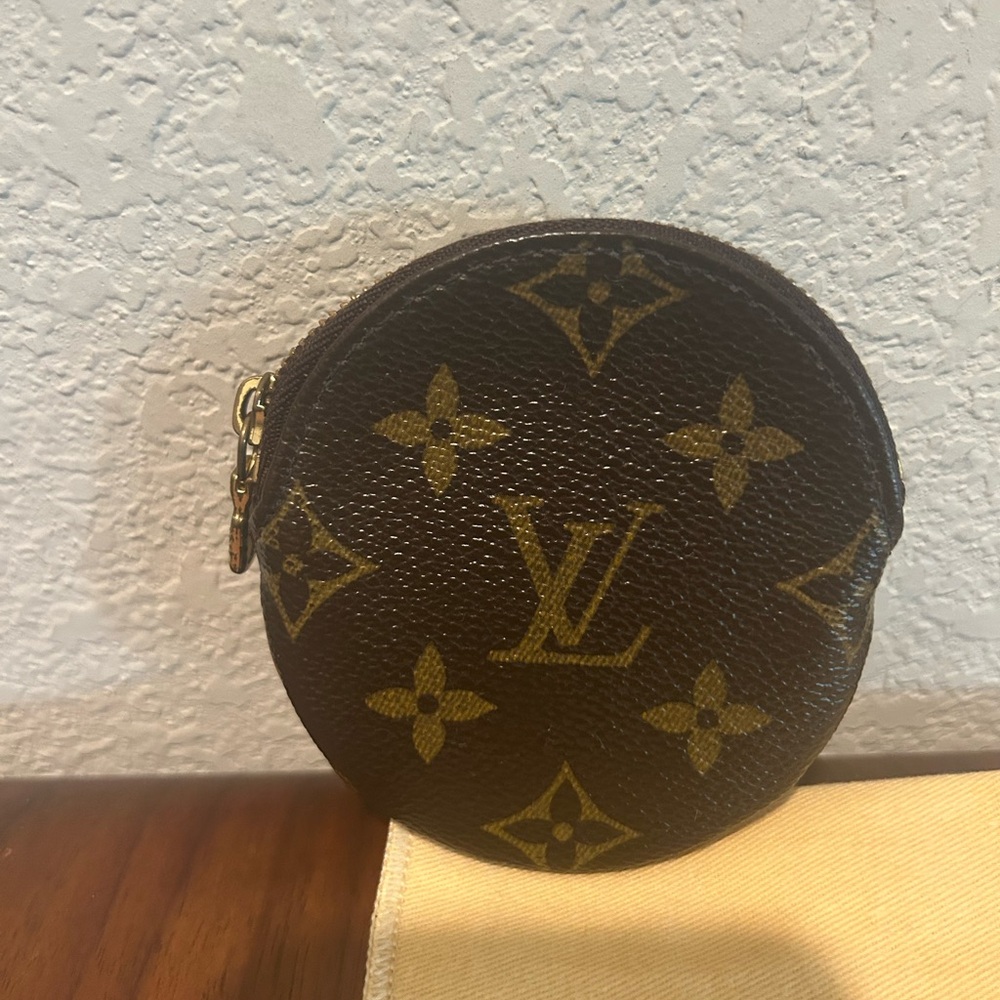 Louis Vuitton Monogram Round Coin Case - LV Round Purse Pouch